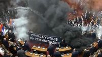 Oporba bacila dimne bombe u srpskom parlamentu - 3