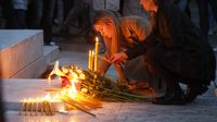 Građani se okupljaju ispred škole i pale svijeće za učenike i zaštitara