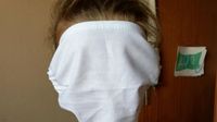 Djevojčica dobila preveliku masku