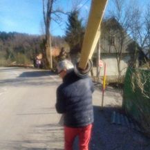 Ogromni drveni križ u jednom je trenutku preuzeo poznati riječki prosvjednik Marin Miočić Stošić (Foto: Twitter)