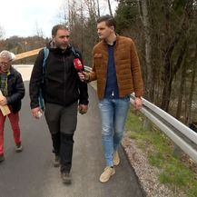 Reporter Dino Goleš sa Sašom Pavlićem, ocem na križnom putu za skupe lijekove za djecu (Foto: Dnevnik.hr)