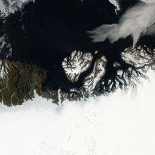 Satelitske snimke tamne zuone na ledemoj ploči na Grenlandu (Foto: MODIS/NASA)