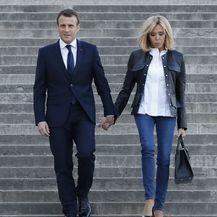 Brigitte Macron u kožnatom sakou - 2