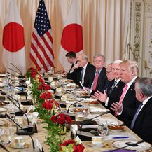Administracija Donalda Trumpa na večeri s administracijom japanskog premijera Shinzo Abea (Foto: AFP)
