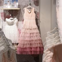 Kolekcija se sastoji od raskošnih haljina s detaljima od tila i čipke, suknji i sakoa