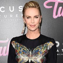 Charlize Theron u plisiranoj haljini modne kuće Dior - 4