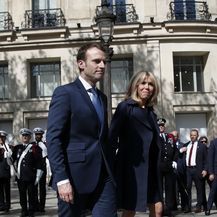 Brigitte Macron u minici i štiklama - 3