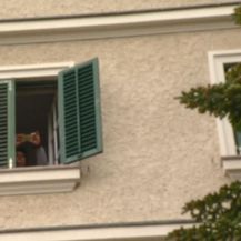 Mirjana Sanader slikala novinare ispred kuće obitelji Sanader (Foto: Dnevnik.hr)