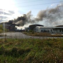 Požar u bivšem DIOKI-ju na Žitnjaku (Foto: Čitateljica)