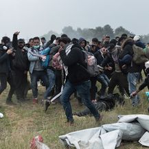 Migranti žele prijeći granicu (Foto: AFP)