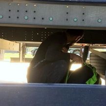 Migranti se skrivaju u dijelove kamiona (Foto: Uprava Carina RS) - 2