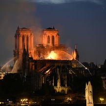 Katedrala u plamenu (Foto: Bertrand GUAY / AFP)