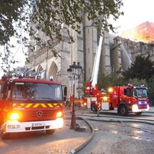 Gašenje požara na katedrali Notre-Dame (Foto: Facebook/Pompiers de Paris)