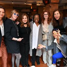 Katie Holems s kolegicama na ručku članova žirija filmskog festivala Tribeca Film Festival