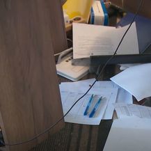 Razbacane stvari nakon napada na Centar za socijalnu skrb u Ivanić Gradu - 4
