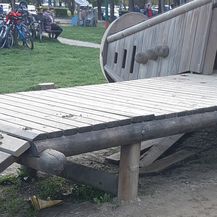 Čavli i neispravna sprava na dječjem igralištu Boćarski dom - 1