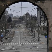 Pogled na ulicu iz bombardiranog kazališta u Mariupolju