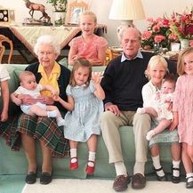 Kraljica Elizabeta i princ Philip s praunučadi