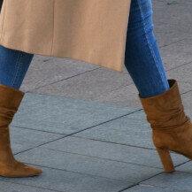 Zagrebačka street stylerica nosi smeđe čizmice od brušene kože