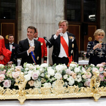 Francuski predsjednički par i nizozemski kraljevski par na svečanoj večeri u Amsterdamu