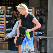 Charlize Theron u traper-hlačicama i bijelim tenisicama u Disneylandu - 3