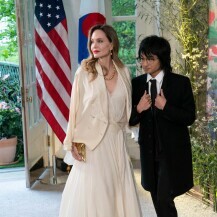 Angelina Jolie sa sinom na svečanoj večeri u Bijeloj kući