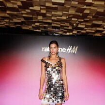 Irina Shayk u Rabanne x H&M haljini u Parizu