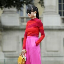 Kombinacija crvene i ružičaste u street style izdanju s Tjedna mode