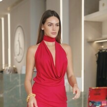 Tara nosi crvenu haljinu Aleksandre Dojčinović