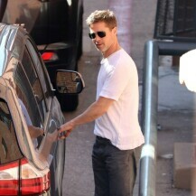 Brad Pitt nosi traperice i bijeli T-shirt