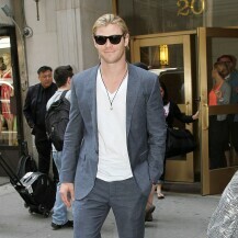 Chris Hemsworth u ležernom odijelu