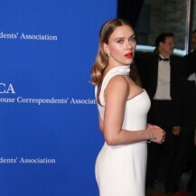 Scarlett Johansson u bijeloj Armani Privé kreaciji