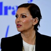 Nina Badrić u Saint Laurent štiklama na predstavljanju Melodija Jadrana 2025. - 5