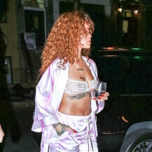 Rihanna je svilene pidžame nosila po vani još 2015. godine