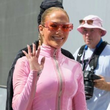 Jennifer Lopez za F1 stazu odabrala je ružičasti kombinezon