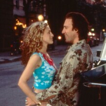 Carrie Bradshaw u sceni iz Seksa i grada s torbicom Baguette