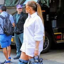 Jennifer Lopez u čizmama modne kuće Versace