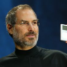 Jobs prikazuje iPod (Foto: AFP)
