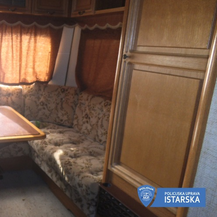 Unutrašnjost kamp-prikolice u kojoj su se skrivali migranti (Foto: PU istarska)