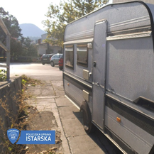 Unutrašnjost kamp-prikolice u kojoj su se skrivali migranti (Foto: PU istarska)