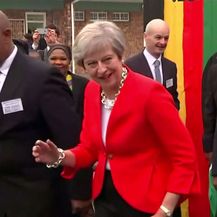 Theresa May zaplesala sa školarcima u Cape Townu (Screenshot: Reuters)