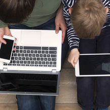 Majka i dijete koriste tehnologiju zajedno (Ilustracija: Getty)