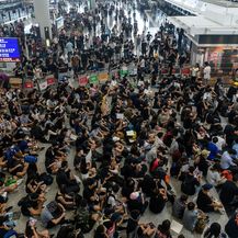Prosvjednici blokirali aerodrom u Hong Kongu (Foto: AFP) - 1