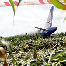 Avion Ural Airlinesa prinudno sletio u polje (Foto: AFP) - 4