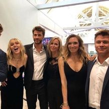 Obitelj Hemsworth i Miley Cyrus (Foto: Profimedia)