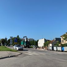 Kamion Čistoće odvozi glomazni otpad s divljeg odlagališta pored nacionalne knjižnice (Foto: Dnevnik.hr)