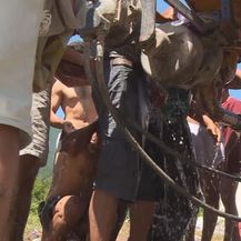 Migranti se tuširaju (Foto: Dnevnik.hr)