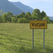 Vučjak, ploča (Foto: Dnevnik.hr)