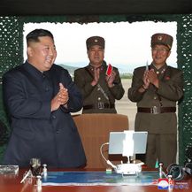 Objavljene fotografije Kim Jong Una kako gleda lansiranje novih projektila (Foto: AFP)
