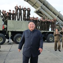 Objavljene fotografije Kim Jong Una kako gleda lansiranje novih projektila (Foto: AFP)